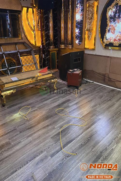 thi công sàn gỗ tại quán hát karaoke